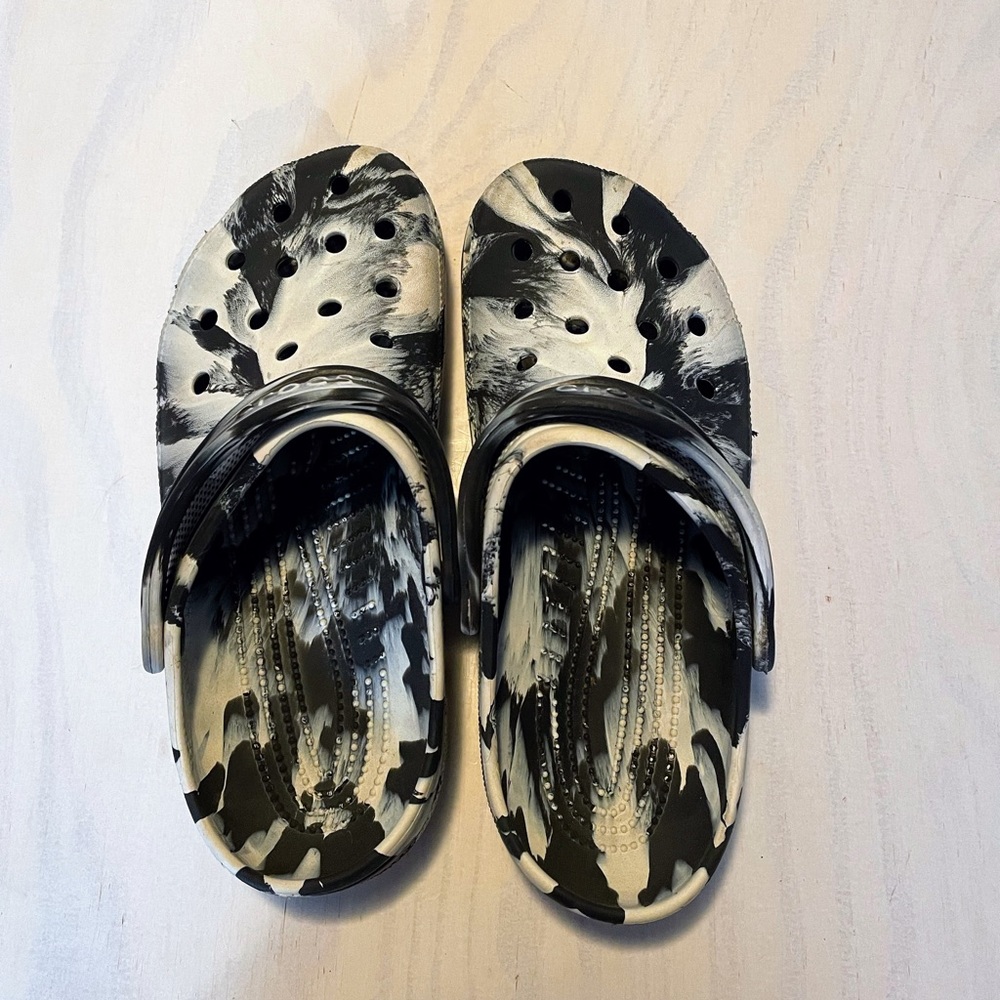 Crocs Black and White Men’s 9 Women’s 11 Run Small